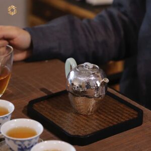 Ấm trà bạc chế tác thủ công tinh xảo ATB126